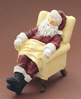 Santa sitzend in einem Sessel